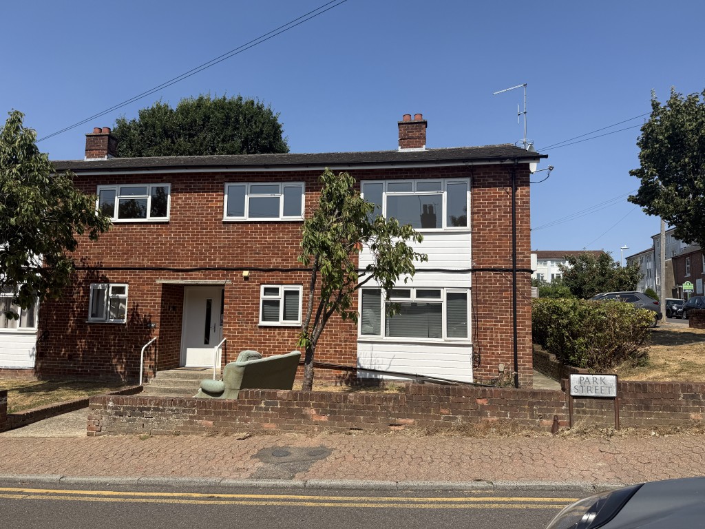 Lot: 50 - FLAT IN NEED OF IMPROVEMENT - View of Flat in Need of Improvement